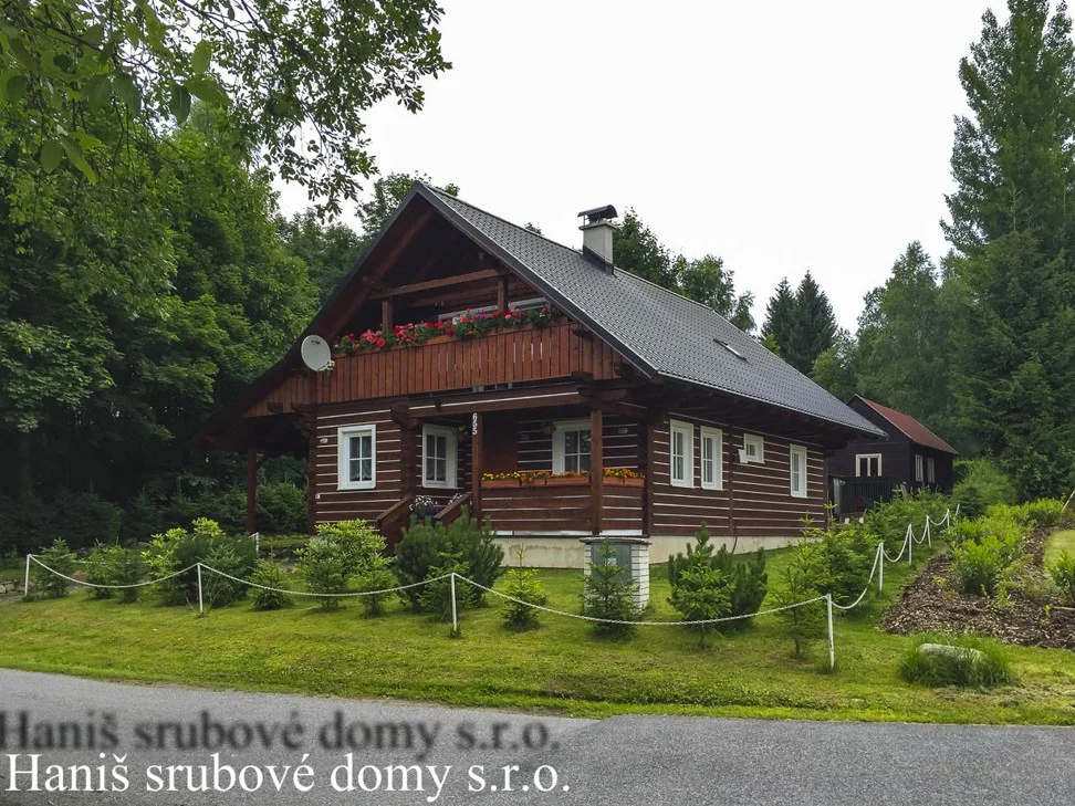 Roubenka v Harrachově s balkonem zdobeným květinami