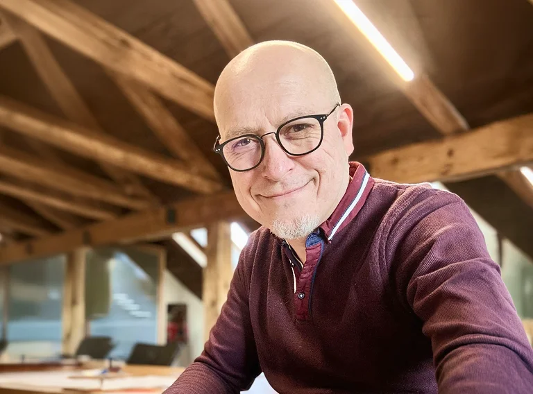 Portrét usmívajícího se muže z týmu firmy Haniš srubové domy